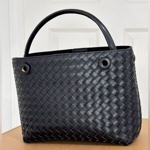 Black woven bag with handle and fabric nude-pink color pull-through strap